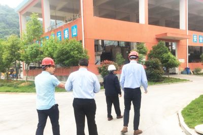 Customers see facilities in factory